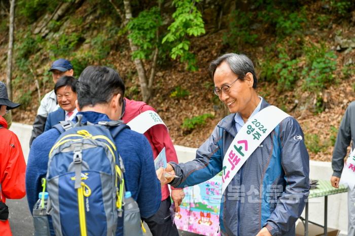 [크기변환]영주-1-3 박남서 영주시장이 25일 삼가야영장 입구에서 진행된 등산객 맞이 행사에서 철쭉제 홍보물을 나눠주며 안전산행을 당부하고 있다.jpg
