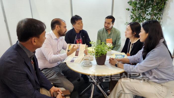 [크기변환]0528 안동시  브라질서 세계인문도시네트워크· 인문가치포럼 홍보 간담회 가져 (1)-멕시코 레온.jpg