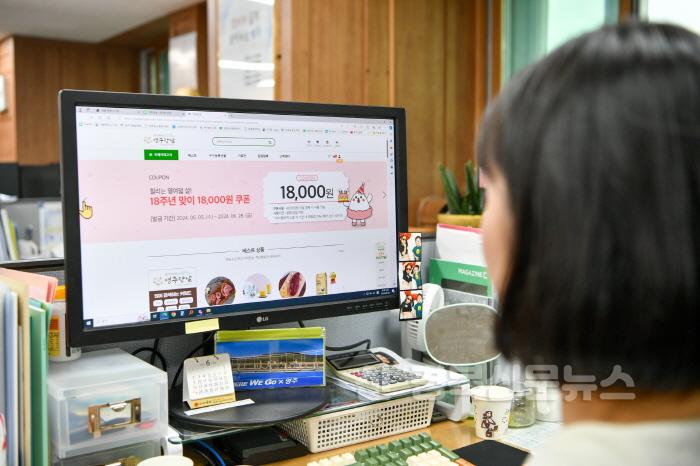 [크기변환]영주-1-1 소비자가 영주장날 쇼핑몰 18주년 이벤트를 확인하고 있다.jpg