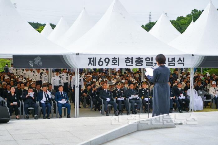 [크기변환]영주-6-6 김희영 시인이 헌시낭송을 하고 있다.jpg