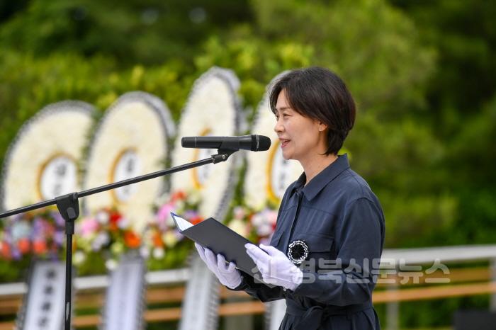 [크기변환]영주-6-7 김희영 시인이 헌시낭송을 하고 있다.jpg