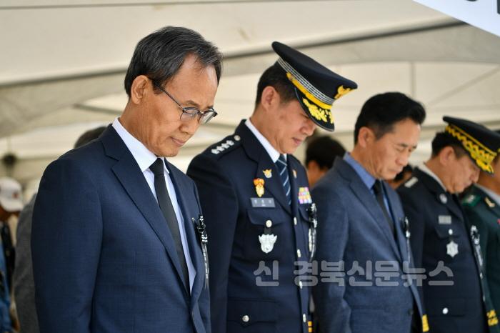 [크기변환]영주-6-1 박남서 영주시장이 추모 묵념을 하고 있다.jpg