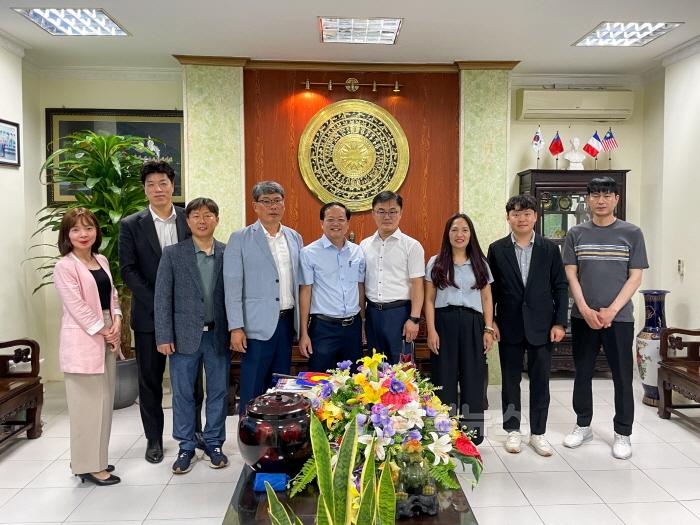 [크기변환]영주-1-1 타이빈성 고용서비스센터 방문 협의후 기념촬영.jpg