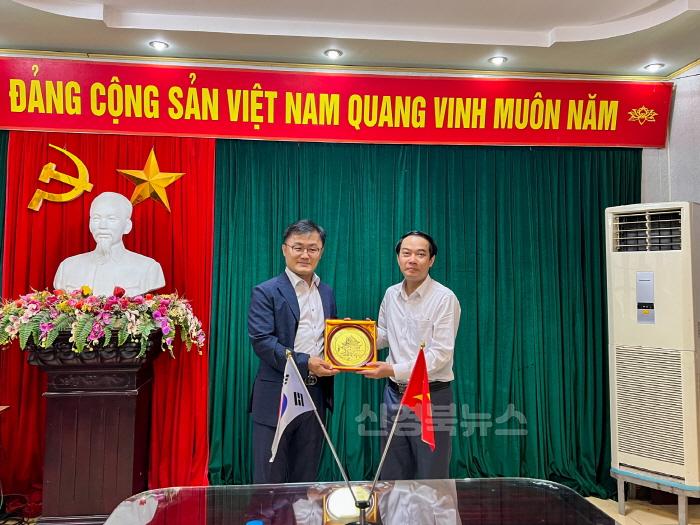 [크기변환]영주-1-3 송호준 영주부시장이 phi Ngoc thanh 노동보훈사회부 국장과 타이빈성 방문 기념패를 들고 기념사진을 찍고있다.jpg