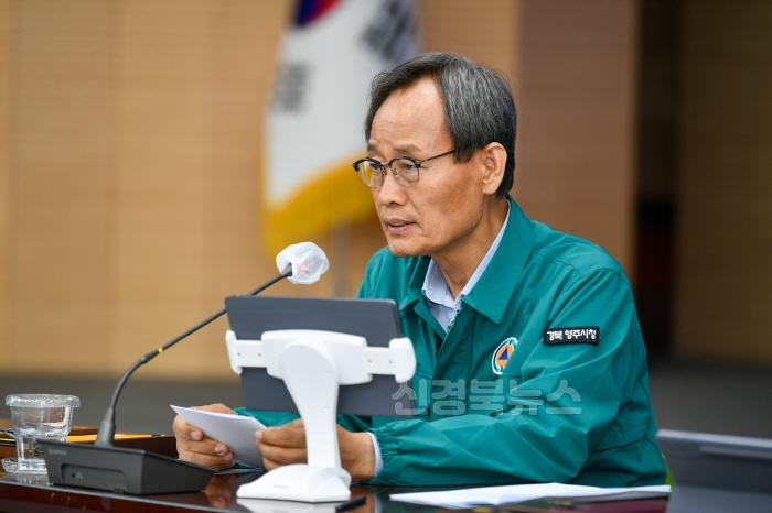 [크기변환]영주-1-2 박남서 영주시장이 11일 열린 자연재난 대비 대책회의에서 철저한 수방 대책 수립을 지시하고 있다.jpg