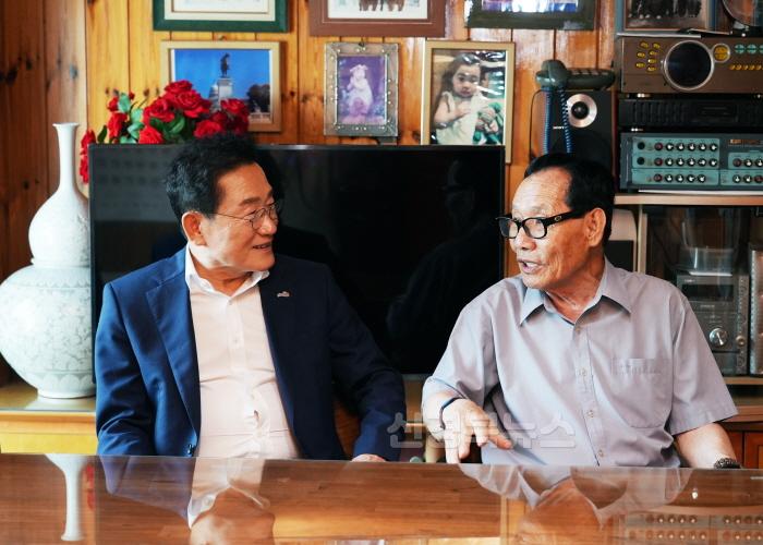 [크기변환]2 [사진] 영천시, 6월 호국‧보훈의 달 맞아 국가유공자 위문(무공수훈자회 도주환2).jpg