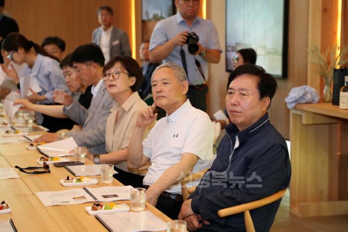 [크기변환]0613 권기창 안동시장, 문체부 장관 만나 국비 지원 건의 (1).JPG