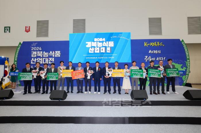 [크기변환]영주-3-1 경북 농식품 수출정책 시⁃군 평가 단체 기념촬영.jpg