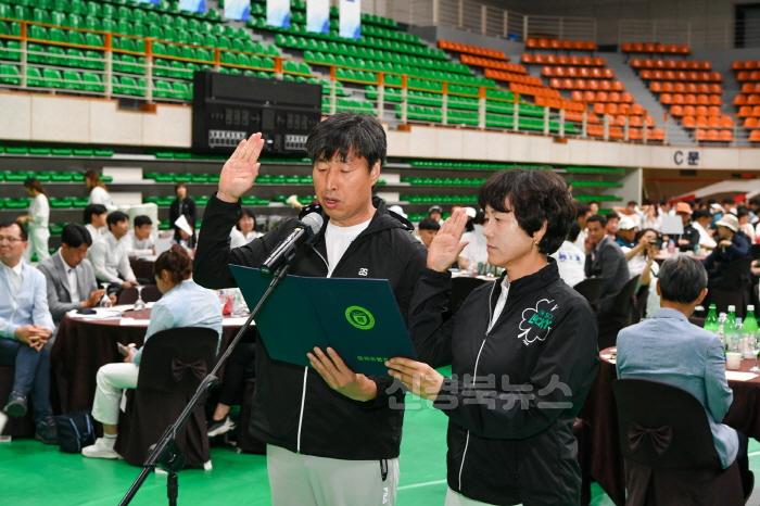 [크기변환]영주-5-3 선수단 대표들이 선수선서를 하고 있다.jpg