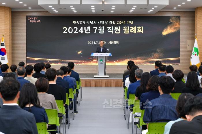 [크기변환]영주-1 박남서 영주시장이 7월 직원 월례회에서 2주년 기념사를 하고 있다.jpg