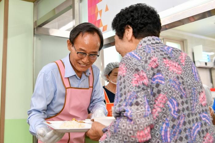 [크기변환]영주-1 박남서 영주시장이 영주시종합사회복지관 경로식당 배식 봉사를 하고 있다.jpg