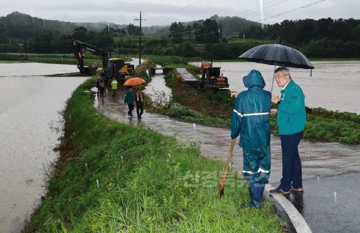 [크기변환](예천군) 김학동 예천군수 집중호우 현장점검 나서 (2).jpg