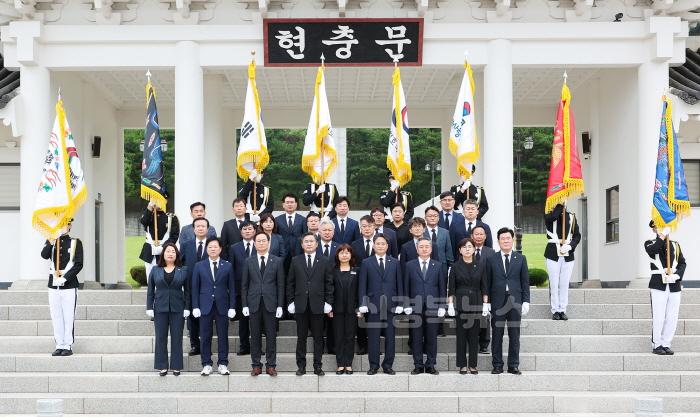 [크기변환]제12대 후반기 의장단·상임위원장 호국원 참배.jpg