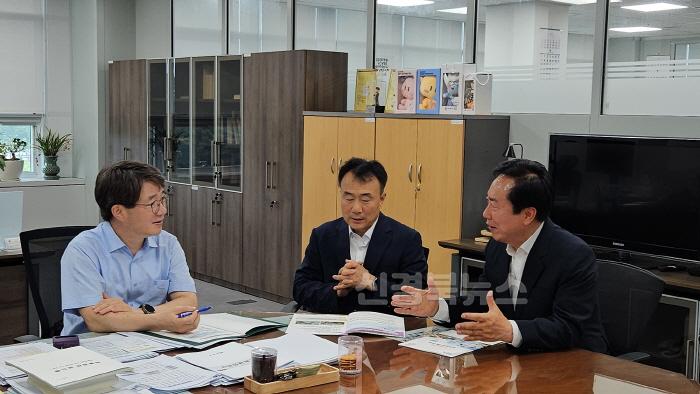 [크기변환]0710 권기창 안동시장  내년도 국비확보 위한 잰걸음 (1)-김동일 예산실장.jpg