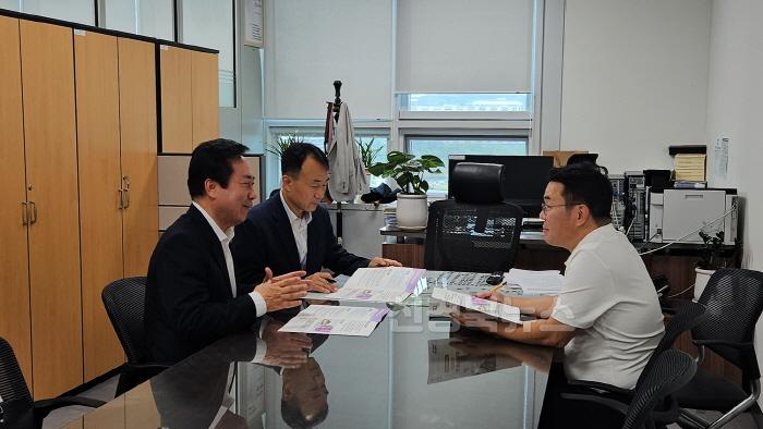 [크기변환]0710 권기창 안동시장  내년도 국비확보 위한 잰걸음 (3)-오상우 복지안전예산심의관.jpg