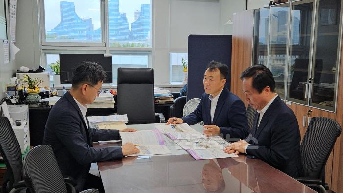 [크기변환]0710 권기창 안동시장  내년도 국비확보 위한 잰걸음 (4)-강윤진 경제예산심의관.jpg