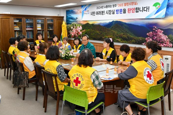 [크기변환]영주-1-2 박남서 영주시장과 참석자들이 현안에 대해 가감 없이 소통하고 있다.jpg
