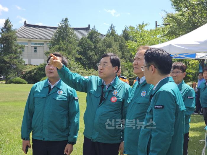 [크기변환]1-2. 주낙영 경주시장이 이상민 행정안전부 장관에게 29일 토함산 일원 현장에서 땅밀림에 대해 설명하고 있다.jpg
