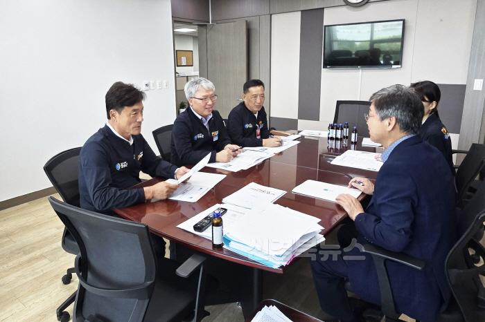 [크기변환]240730보도자료(윤경희 청송군수, 25년도 국비 확보를 위한 국회방문) (1).jpg