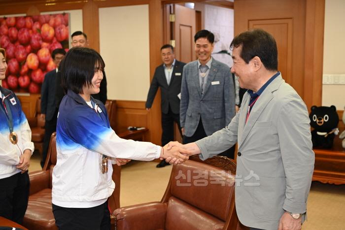 [크기변환]김천시, 파리올림픽 유도 허미미, 김지수 선수에 포상금 전달-스포츠산업과(사진1).jpeg