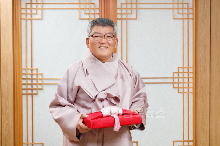 [크기변환]김학동 군수(한복).jpg