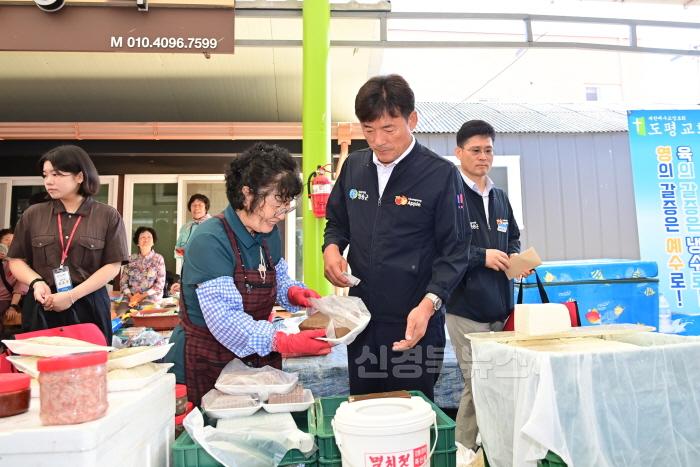 [크기변환]240910보도자료(청송군, 추석명절 전통시장 장보기 행사 실시) (2).jpg