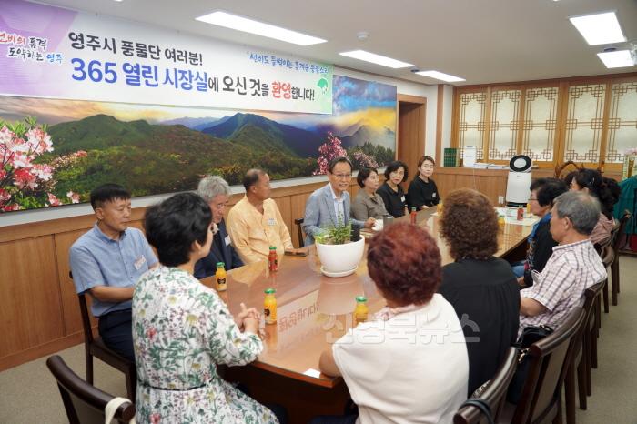 [크기변환]영주-2-2 박남서 시장과 참석자들이 풍물 발전 방안에 대한 의견을 나누고 있다.jpg