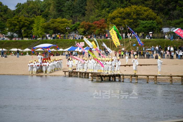 [크기변환]영주-1(지난해 사진)영주 무섬외나무다리축제 전통상여행렬.jpg