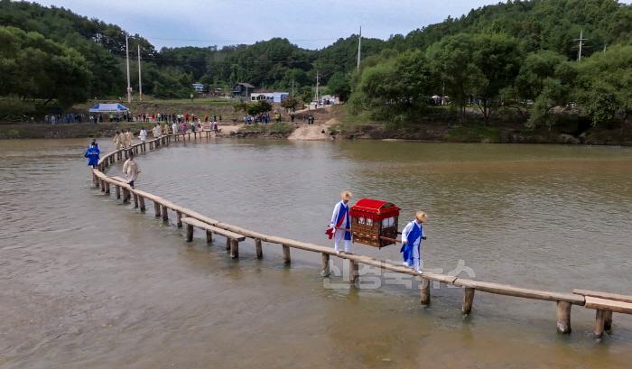 [크기변환]영주-1(지난해 사진)영주 무섬외나무다리 전통혼례 재연행사.jpg