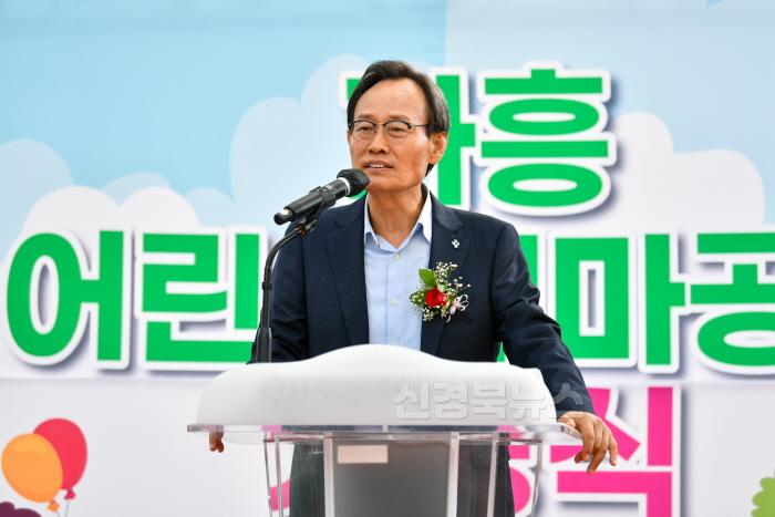 [크기변환]영주-1-5 가흥어린이테마공원 준공 개장식에서 박남서 영주시장이 축사를 하고 있다.jpg