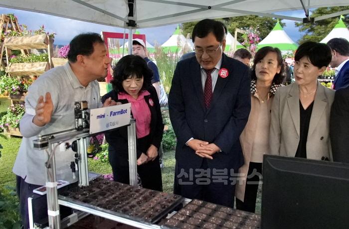 [크기변환]1-2. 시 황남동 고분군 일원서 황금정원 나들이 개최_02.jpg