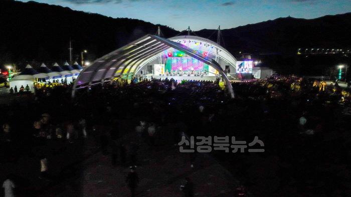 [크기변환]영주-2-5 공연을 관람하는 관객들로 가득찬 풍기인삼축제 주무대 모습.jpg