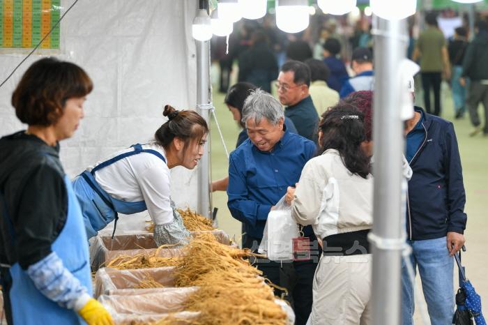 [크기변환]영주-2-6 방문객들이 축제장에서 풍기인삼을 사고 있다.jpg