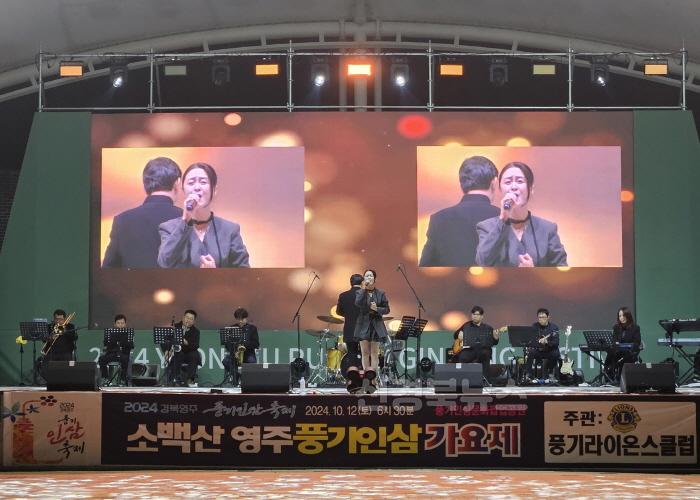 [크기변환]영주-1-2 대상을 수상한 양지은 씨가 _그 강을 건너지 마오_를 열창하고 있다.jpg