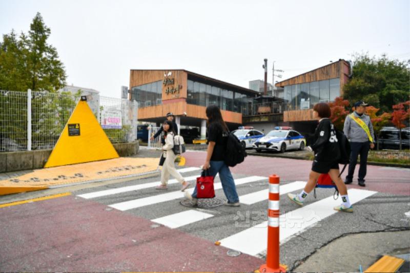 영주-6-3 횡단보도와 인도로 다닐수 있도록 지도하고 있다.jpg