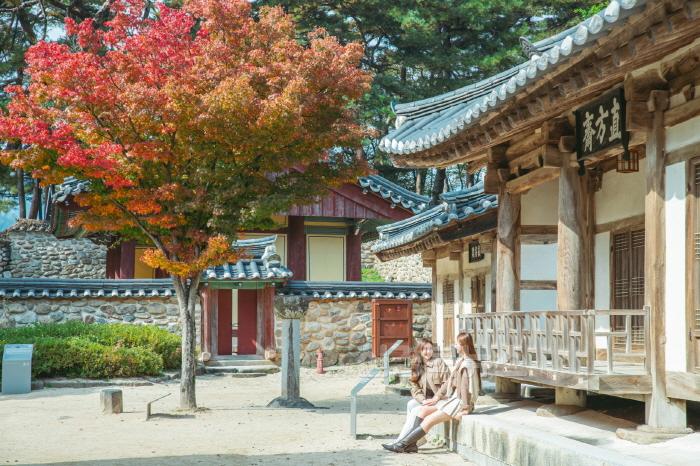 [크기변환]영주-1-3 관광객들이 소수서원에서 이야기를 나누고 있다.jpg