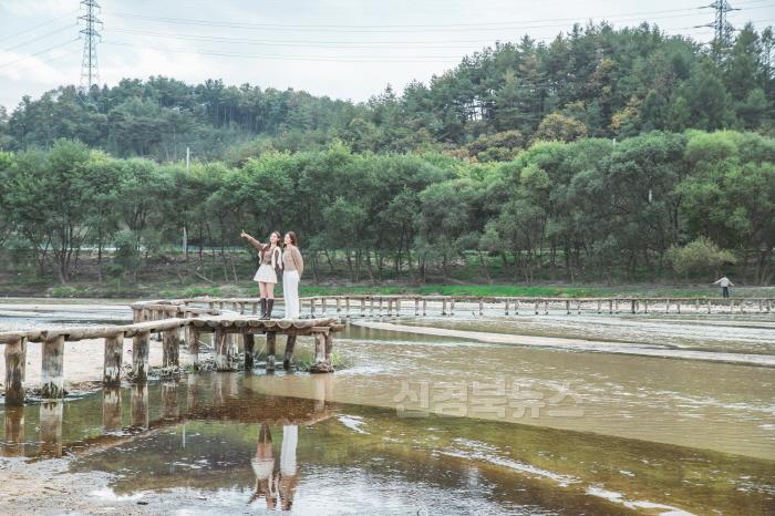 [크기변환]영주-1-2 관광객들이 무섬마을 외나무다리를 건너고 있다.jpg
