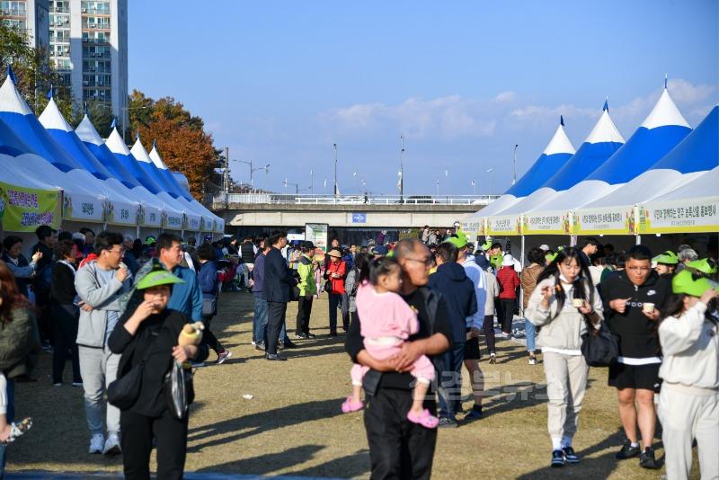 영주-1-5 2023 영주장날 농특산물 대축제가 펼쳐지고 있는 문정둔치 행사장에 많은 인파들로 북적인다.jpg