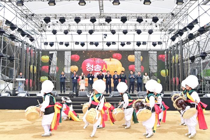 [크기변환]241029보도자료(가을 축제의 백미 제18회 청송사과축제 개막-청송도호부사 퍼레이드) (1).jpg