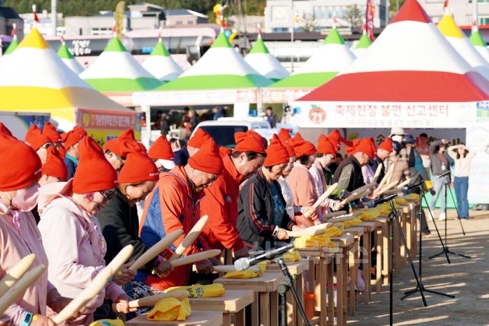 [크기변환]241031보도자료(청송사과의 끝없는 비상 _제18회 청송사과축제_ 연일 수많은 관광객들로 북적-꿀잼 사과 난타).jpg