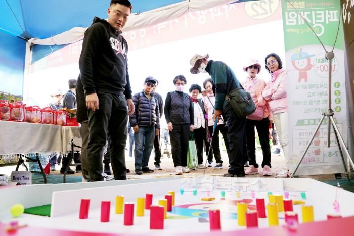 [크기변환]241031보도자료(청송사과의 끝없는 비상 _제18회 청송사과축제_ 연일 수많은 관광객들로 북적-읍면체험부스) (1).jpg