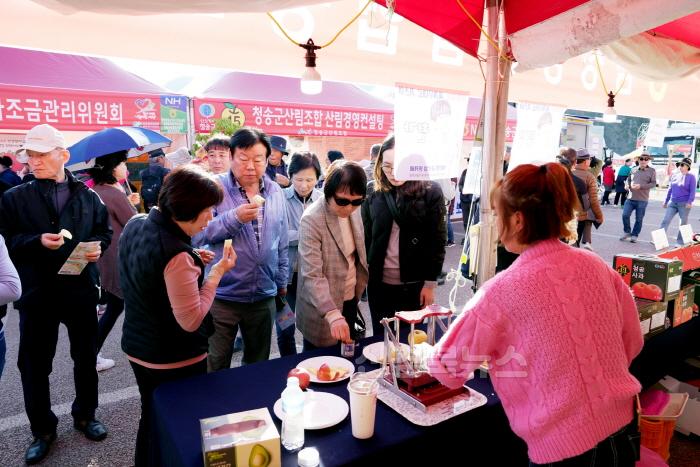 [크기변환]241031보도자료(청송사과의 끝없는 비상 _제18회 청송사과축제_ 연일 수많은 관광객들로 북적-청송사과 판매부스).jpg