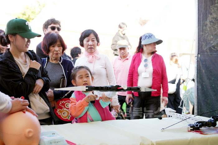 [크기변환]241031보도자료(청송사과의 끝없는 비상 _제18회 청송사과축제_ 연일 수많은 관광객들로 북적-읍면체험부스) (3).jpg