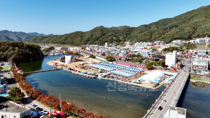 [크기변환]241031보도자료(청송사과의 끝없는 비상 _제18회 청송사과축제_ 연일 수많은 관광객들로 북적-축제장전경) (2).jpg