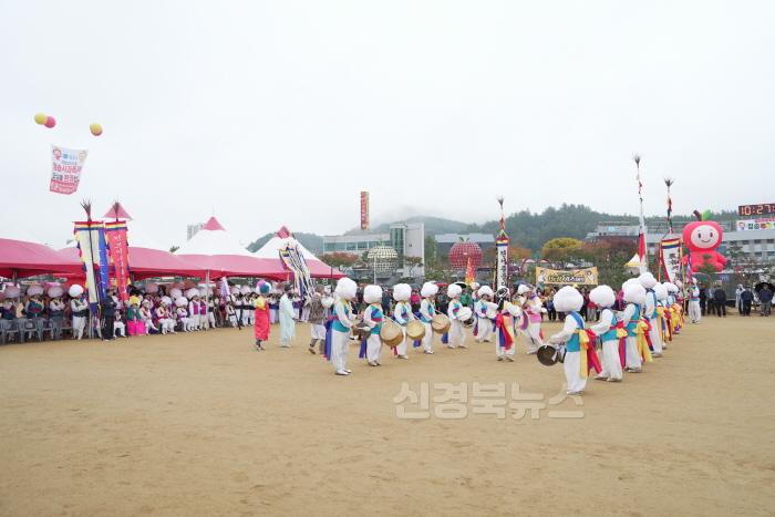 [크기변환]241101보도자료(청송사과축제, 대한민국 최고 축제 선보여-읍면 풍물 경연대회) (1).JPG