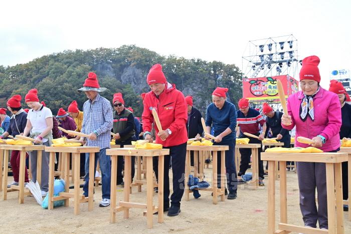 [크기변환]241101보도자료(청송사과축제, 대한민국 최고 축제 선보여-꿀잼 사과 난타).JPG