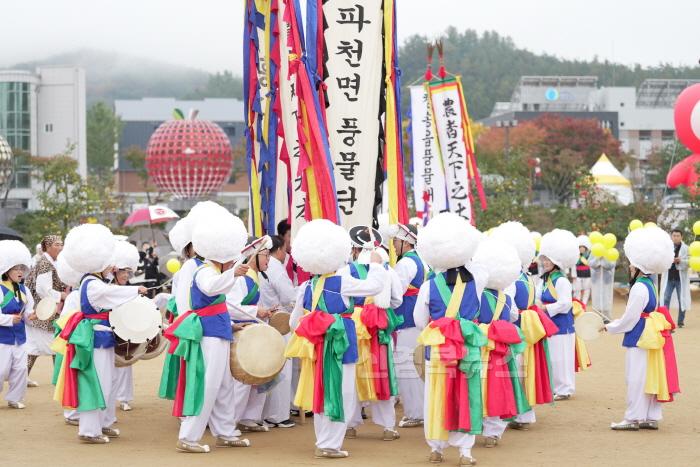 [크기변환]241101보도자료(청송사과축제, 대한민국 최고 축제 선보여-읍면 풍물 경연대회) (2).JPG
