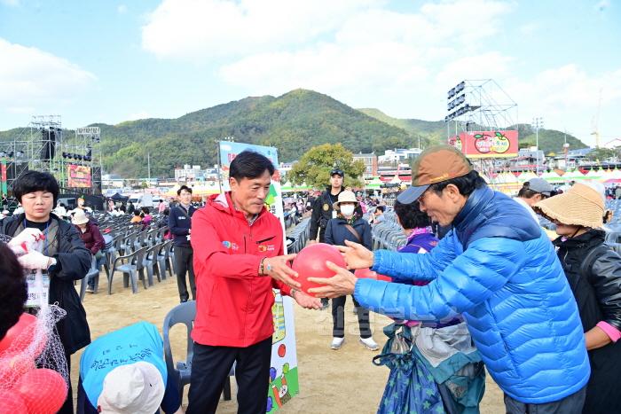 [크기변환]241101보도자료(청송사과축제, 대한민국 최고 축제 선보여-황금사과를 찾아라).JPG