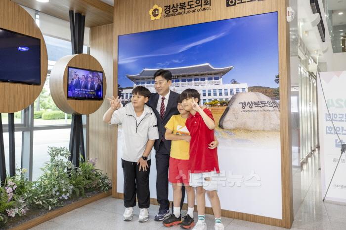 [크기변환]4.의회_포토존_단체촬영(실내).jpg