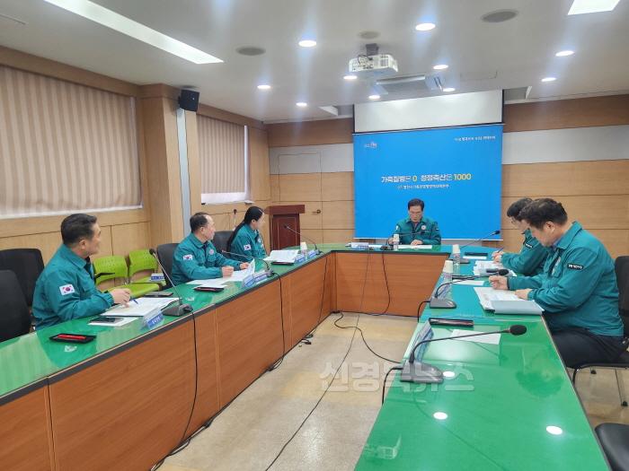 [크기변환]0 [사진] 영천시 조류인플루엔자 확산 차단을 위한 방역 조치에 총력 (1).jpg